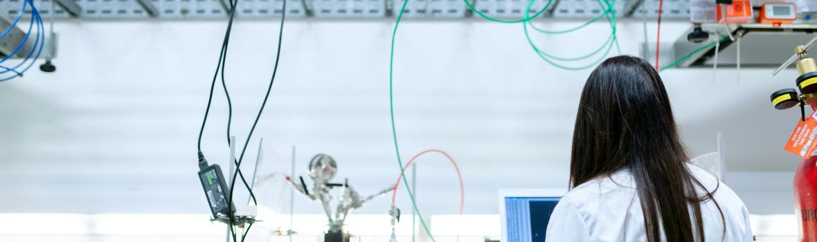 Donna Che Lavora In Laboratorio